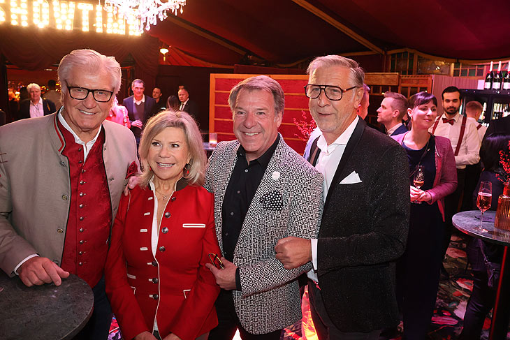 Marianne & Michael Hartl (li.), Parick Lindner mit Lebensgefährten (re.) bei der Premiere des Programmes teatro menu by Käfer am 21.11.2023 (©Foto: Martin Schmitz)